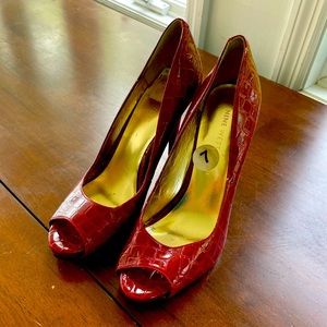 Women Nine West red high heel shoes size 7